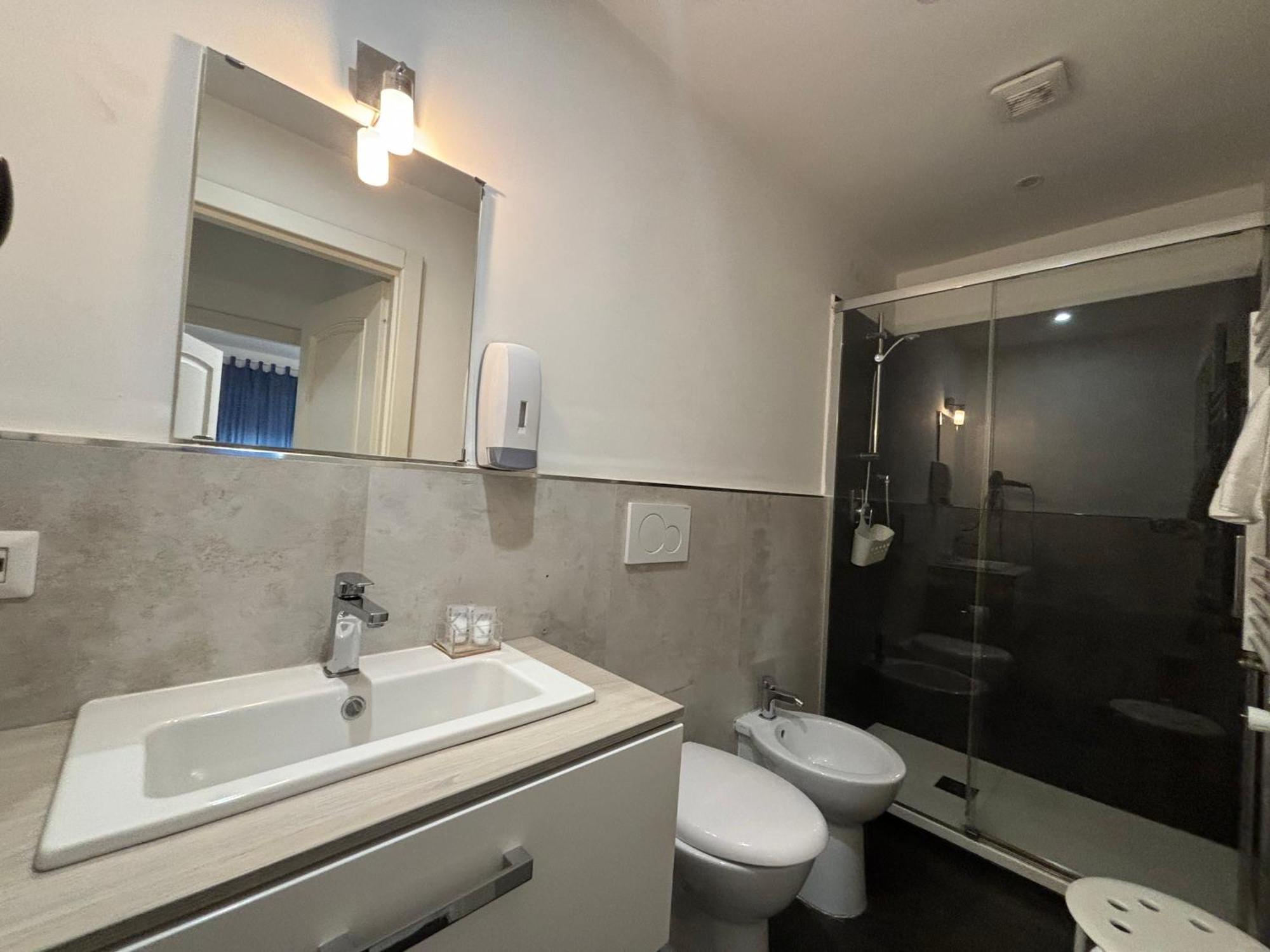 Apartment 4 Level Rom